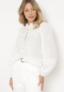 Biała Bawełniana Koszula z Falbanką przy Szyi Ozdobiona Haftami i Ażurową Taśmą Rionna - Koszule damskie - miniaturka - grafika 1