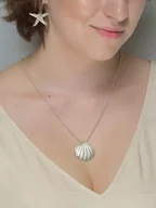Naszyjniki - Zawieszka srebrna z białą muszlą dużą - letnia biżuteria - miniaturka - grafika 1