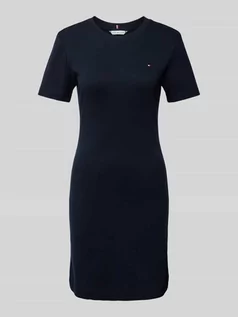 Sukienki - Sukienka T-shirtowa o kroju slim fit ze wzorem w paski - grafika 1