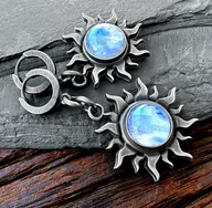 Kolczyki - Srebrne kolczyki symbol Słońca z kamieniem księżycowym - miniaturka - grafika 1