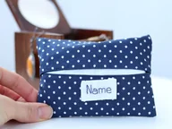 Akcesoria podróżnicze - Spersonalizowany Uchwyt Na Chusteczki Podróżne, Elegancki Granatowy Pomysł Na 50. Urodziny, Prezenty Dla Mamy, Uchwyt Na - miniaturka - grafika 1