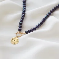 Naszyjniki - Naszyjnik z czarnych pereł naturalnych z ażurowym kółkiem - miniaturka - grafika 1