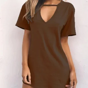 Sukienka z wycięciem na dekolcie - Brązowy S - Sukienki - miniaturka - grafika 1