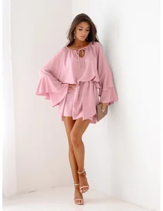 Sukienka oversize z falbanami na rękawach ZUMA - pudrowy róż - Sukienki Sukienka oversize z falbanami na rękawach ZUMA - pudrowy róż - Sukienki - miniaturka - grafika 1