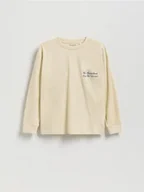 Bluzki dla chłopców - Reserved - Bawełniany longsleeve z nadrukiem - złamana biel - miniaturka - grafika 1