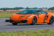 Czasopisma - Audi R8 vs. Lamborghini vs. Ferrari vs. Nissan GTR - miniaturka - grafika 1