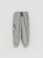 Spodnie i spodenki dla chłopców - Reserved - Dresowe spodnie oversize - jasnoszary - miniaturka - grafika 1