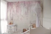 Wyposażenie pokoiku dziecięcego - tapeta wisteria kids pink do pokoju dziecięcego z kwiecistym drzewem i ptakami - miniaturka - grafika 1