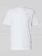 Koszulki męskie - T-shirt z wyhaftowanym logo i okrągłym dekoltem - miniaturka - grafika 1