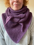 Apaszki i szaliki damskie - Duża chusta w kolorze wrzosowym robiona na drutach - miniaturka - grafika 1