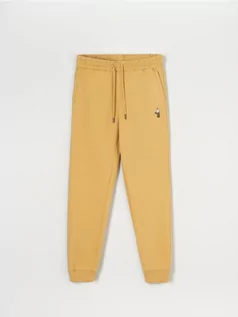 Spodnie męskie - Sinsay - Spodnie dresowe jogger - żółty - grafika 1