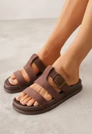 Klapki i japonki damskie - Brązowe Klapki Ozdobione Geometrycznymi Paskami i Metaliczną Klamrą Hossei - miniaturka - grafika 1