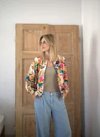 Bluzy damskie - Bomberka oversize kolorowe papugi - miniaturka - grafika 1