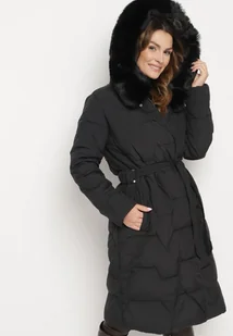 Czarna Pikowana Kurtka z Wiązanym Paskiem i Kapturem z Futerkiem Veratta - Kurtki damskie - miniaturka - grafika 1