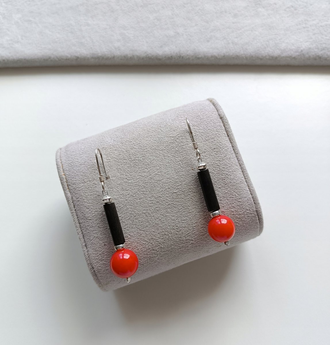 KOLCZYKI WISZĄCE CZERWONY JAPIS DREWNO HEBAN SREBRO 925 BEAGLE OTWARTE