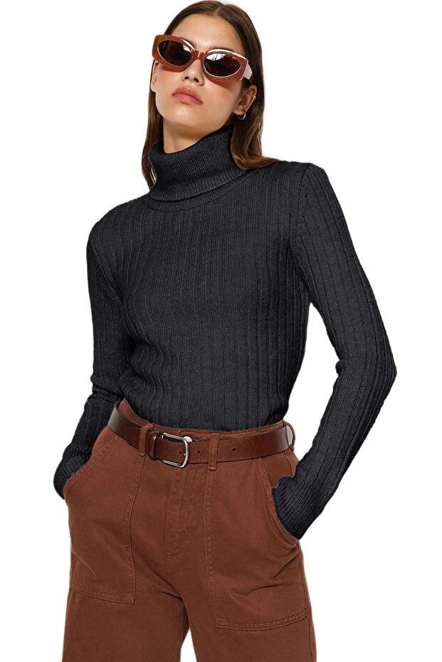 TRENDYOL DOPASOWANY SWETER DAMSKI Z GOLFEM W PRĄŻKI CZARNY S 5EA*