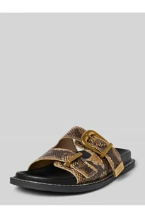 Klapki ze sprzączką i detalem z logo model ARCH - Steve Madden - Klapki i japonki damskie Klapki ze sprzączką i detalem z logo model ARCH - Steve Madden - Klapki i japonki damskie - miniaturka - grafika 1