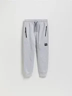 Spodnie i spodenki dla chłopców - Reserved - Bawełniane spodnie z kieszeniami - jasnoszary - miniaturka - grafika 1