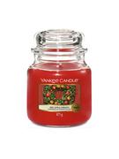 Świece - Yankee Candle Średnia świeca zapachowa - Red Apple Wreath - 411 g - miniaturka - grafika 1