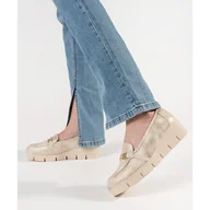 Mokasyny damskie - Goodin Złote mokasyny na koturnie z łańcuszkiem złoty - miniaturka - grafika 1