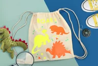 Zabawki kreatywne - Zestaw do Ozdobienia Worka Dinozaury - miniaturka - grafika 1