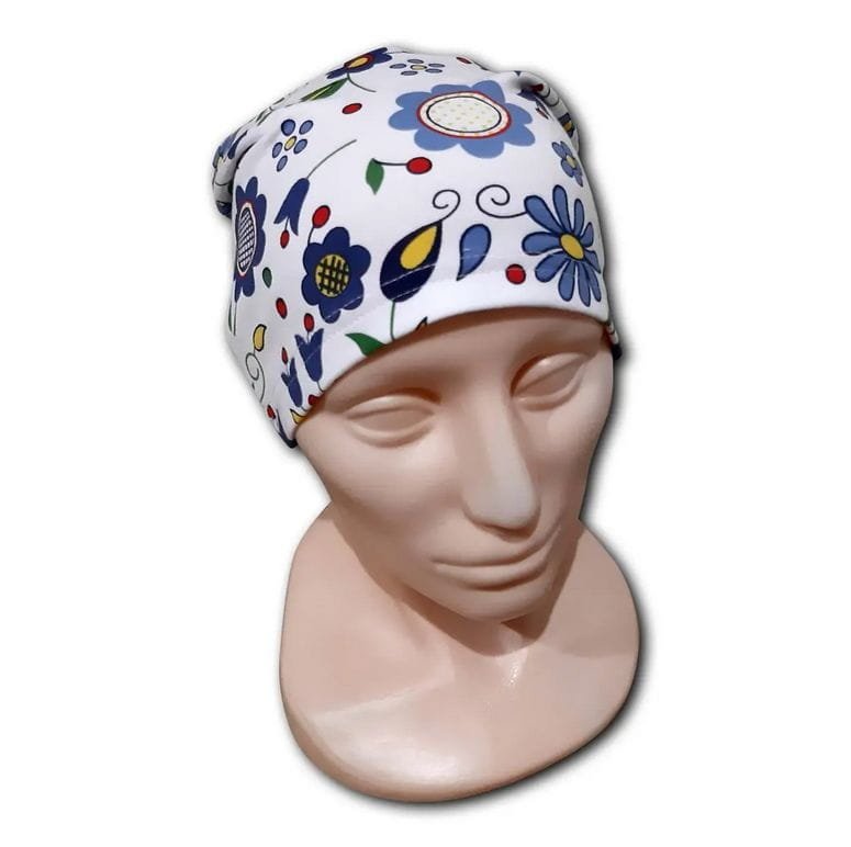 Czapka folk z motywem kaszubskim, biała dorosła osoba