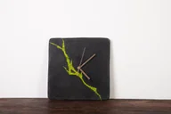 Zegary - Kwadratowy betonowy zegar ścienny z chrobotkiem reniferowym - ciemny - miniaturka - grafika 1