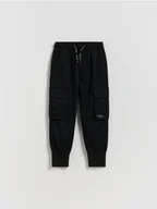 Spodnie i spodenki dla chłopców - Reserved - Spodnie jogger cargo - czarny - miniaturka - grafika 1