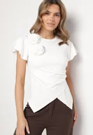 Bluzki damskie - Biała Bluzka z Wiskozą o Asymetrycznym Kroju z Marszczeniem i Kwiatową Broszką Avelbia - miniaturka - grafika 1