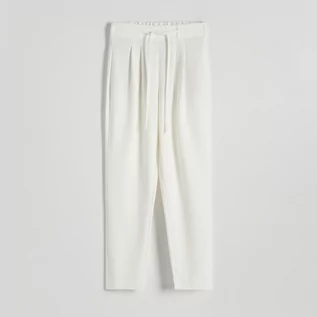 Spodnie damskie - Reserved - Gładkie spodnie z wiązaniem - Kremowy - grafika 1