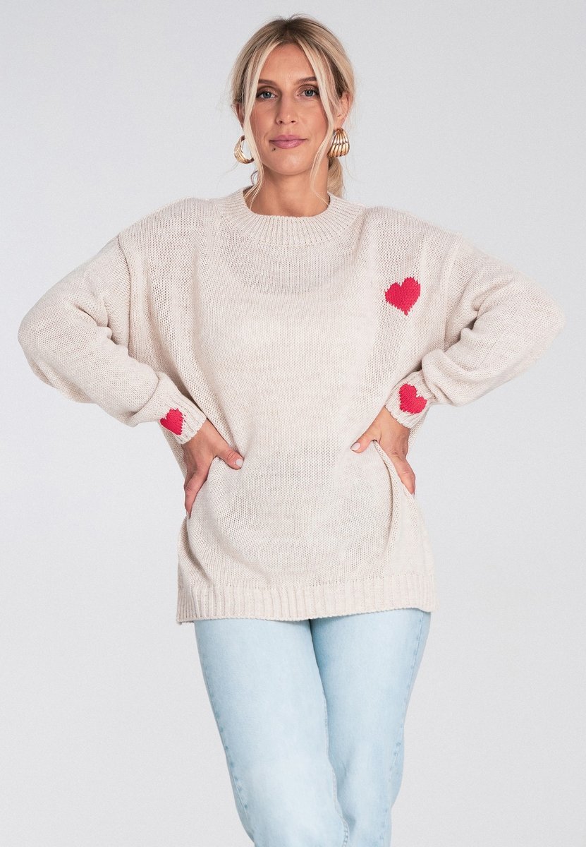Damski sweter beżowy z czerwonymi sercami, luźny krój, okrągły dekolt, długi rękaw, 100% akryl - M1240, beżowy, S