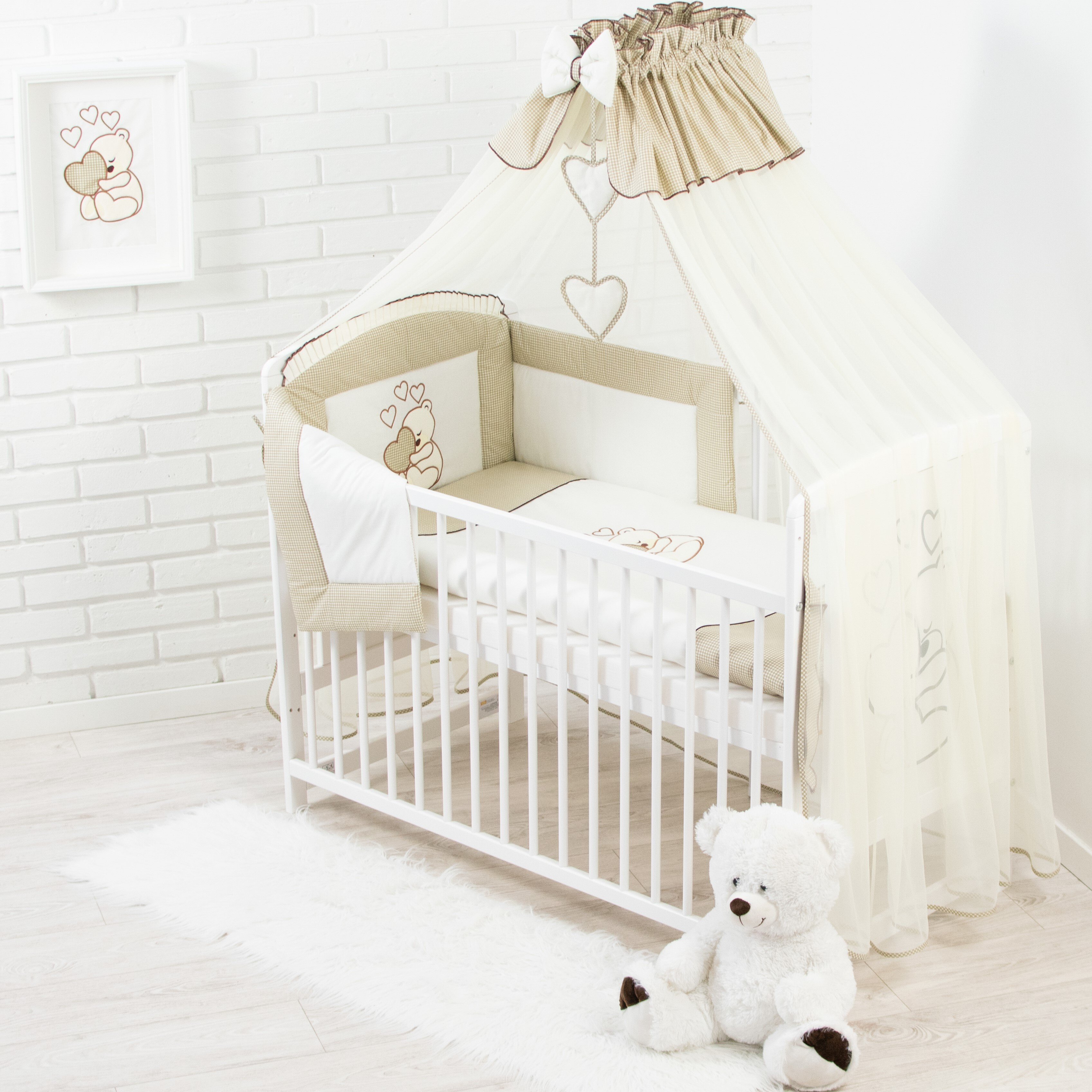 Pościel dziecięca komplet 10 sztuk bez łóżeczka do łóżeczka w rozmiarze 60x120 wykonana w 100% z bawełny z haftowanym misiem z sercem w komplecie z moskitierą ciemny beż