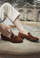 Mokasyny damskie - Zamszowe mokasyny z biżuteryjną klamrą brązowe - miniaturka - grafika 1