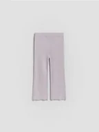Spodnie i spodenki dla dziewczynek - Reserved - Prążkowane spodnie - lawendowy - miniaturka - grafika 1