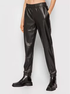 Spodnie damskie - Calvin Klein Spodnie z imitacji skóry K20K203409 Czarny Regular Fit - grafika 1