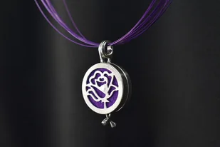 Srebrny wisiorek medalion perfumetka. Róża. - Wisiorki - miniaturka - grafika 1