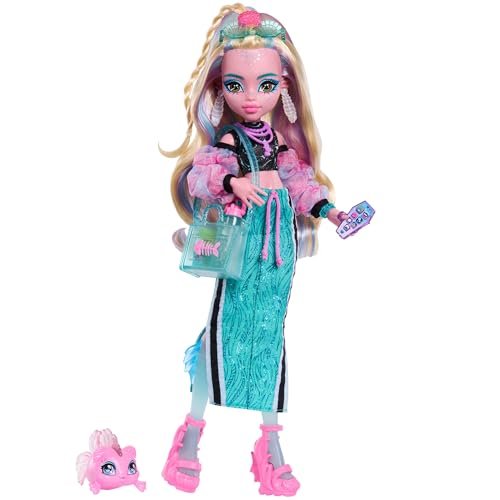 Monster High Lagoona Blue Lalka podstawowa w ubranku + akcesoria, krótka bluzka i długa sportowa spódnica, zwierzątko pirania Neptuna, 7 akcesoriów, w tym muszelkowe okulary przeciwsłoneczne, JHK33