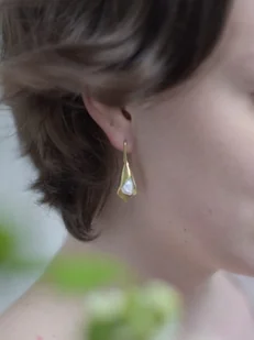 Kolczyki - Złote lilie z perłą - Kolczyki - miniaturka - grafika 1