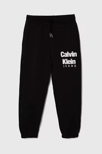 Spodnie i spodenki dla dziewczynek - Calvin Klein Jeans spodnie dresowe dziecięce kolor czarny z nadrukiem - grafika 1