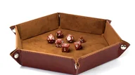 Gry planszowe - Aksamitno Skórzany Dice Tray Tacka Na Kości RPG Odnowiona Karczma - Rozmiar:17,5 x 17,5 cm - miniaturka - grafika 1