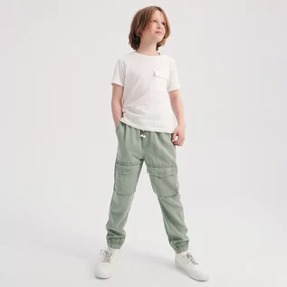 Spodnie i spodenki dla chłopców - Reserved Spodnie cargo z lyocellem - Zielony - grafika 1