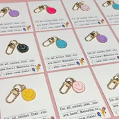 Inne - TEMU Zestaw 25 Sztuk Na Ceremonię Otwarcia, 7 Losowych Kolorów I Stylów, Kucyki W Różnych Kolorach, Witaj W Nowej Klasie, Prezent Od Nauczyciela - miniaturka - grafika 1