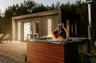Czasopisma - Romantyczny pobyt dla dwojga w domku z jacuzzi - miniaturka - grafika 1
