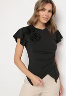 Bluzki damskie - Czarna Bluzka z Wiskozą o Asymetrycznym Kroju z Marszczeniem i Kwiatową Broszką Avelbia - miniaturka - grafika 1