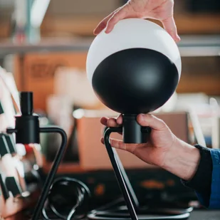 GRUPA Baluna lampa stołowa ze smukłą podstawą - Lampy stojące - miniaturka - grafika 5