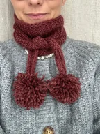 Apaszki i szaliki damskie - Szalik zwężany z pomponem - miniaturka - grafika 1