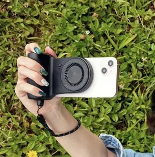 Adam Elements Selfie Shot Magnetic Hand Grip - magnetyczny uchwyt do ręki z powerbankiem 5000mAh czarny - Gwarancja bezpieczeństwa. Proste raty. Bezpłatna wysyłka od 170 zł. - Powerbanki - miniaturka - grafika 1