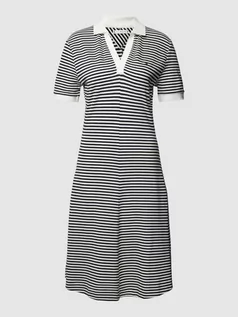 Sukienki - Sukienka polo o długości do kolan ze wzorem w paski - grafika 1