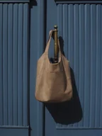 Torebki damskie - Beżowa miękka skórzana torba typu worek - miniaturka - grafika 1