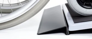 SECA 677 Elektroniczna waga do wózków inwalidzkich z poręczą i rolkami transportowymi - Wagi łazienkowe - miniaturka - grafika 2